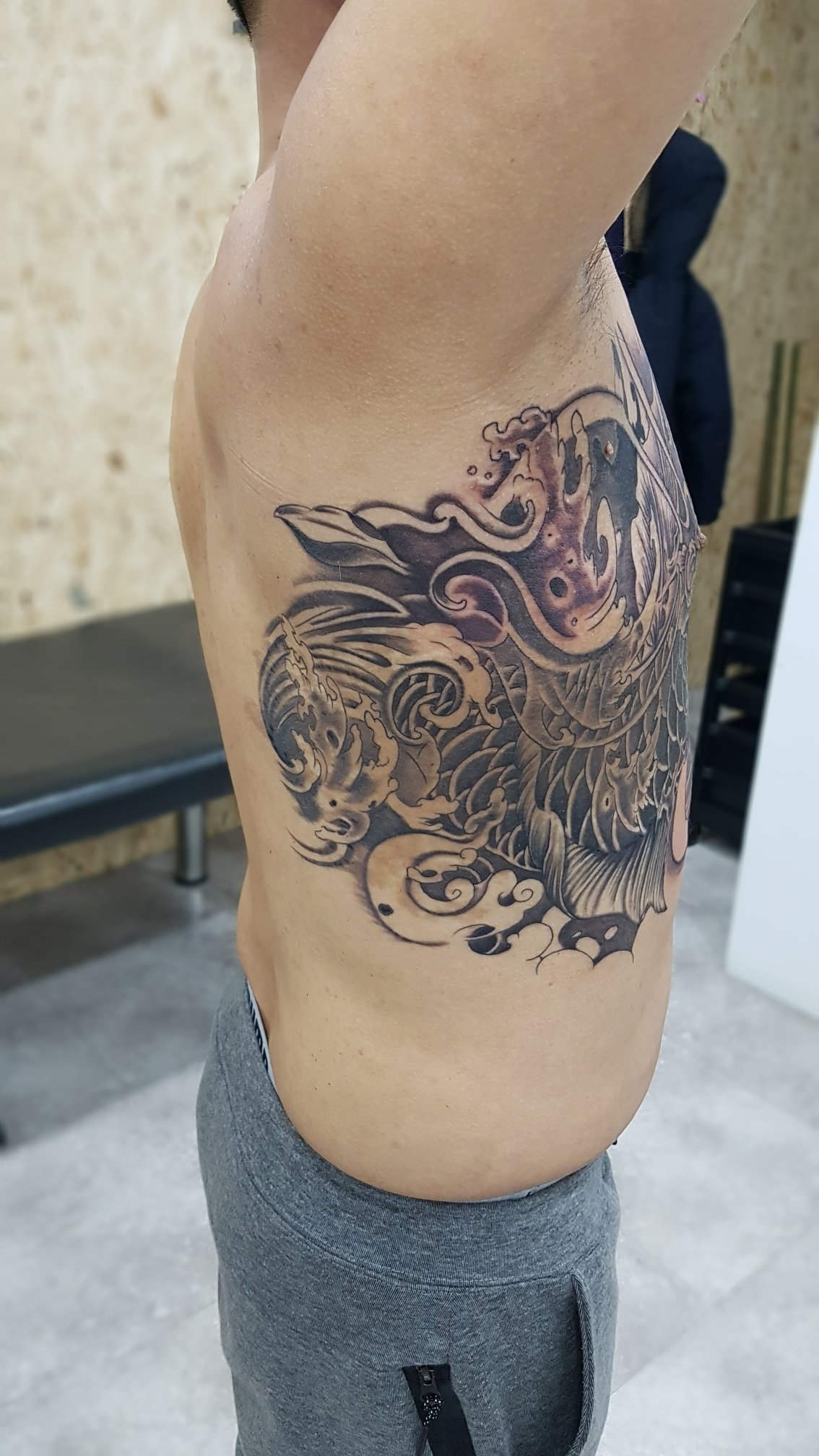 [흉터도 작품이 된다] 붉은 반점을 덮은 옆구리 잉어 타투 - 이미지 7