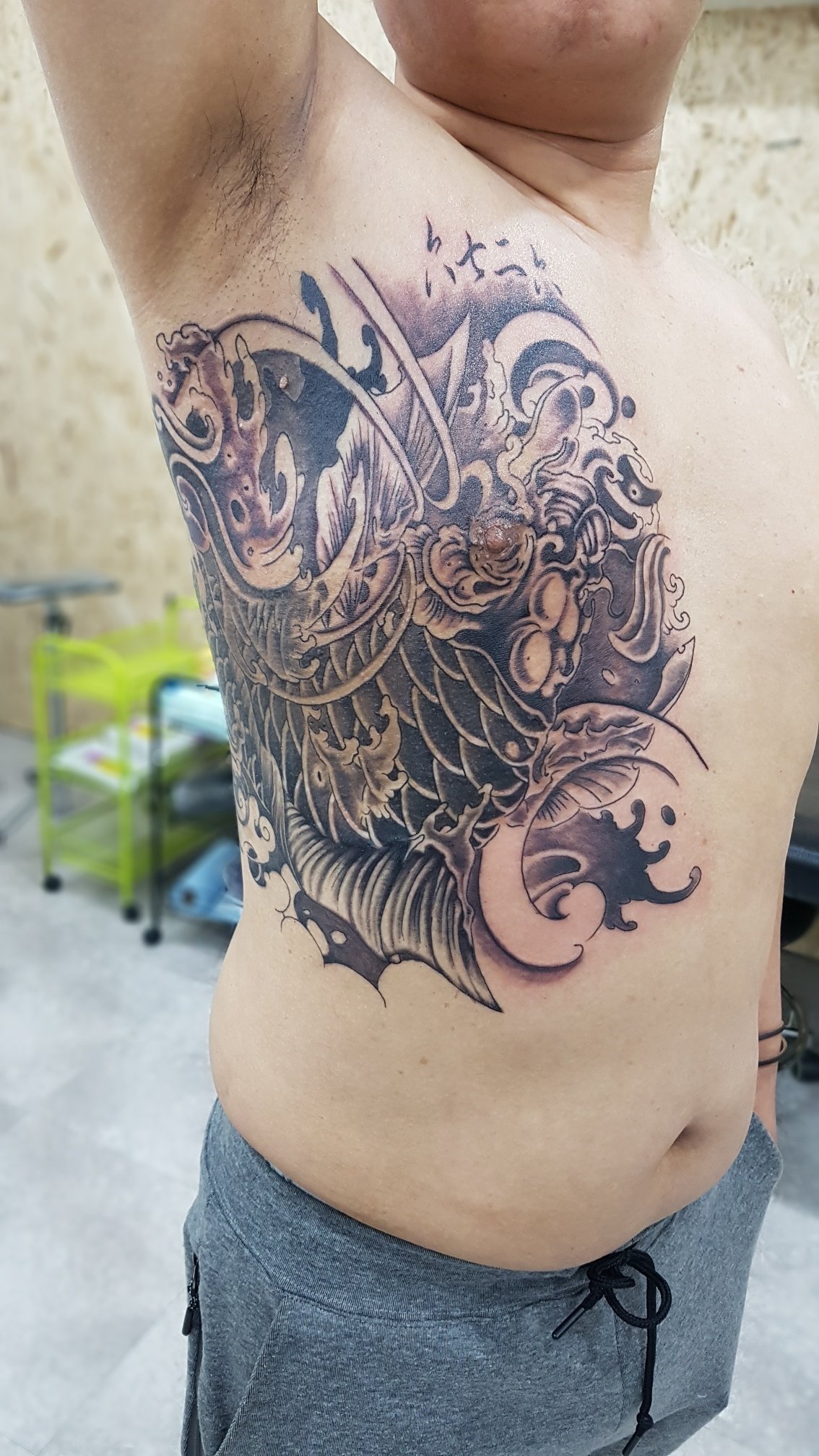 [흉터도 작품이 된다] 붉은 반점을 덮은 옆구리 잉어 타투 - 이미지 8