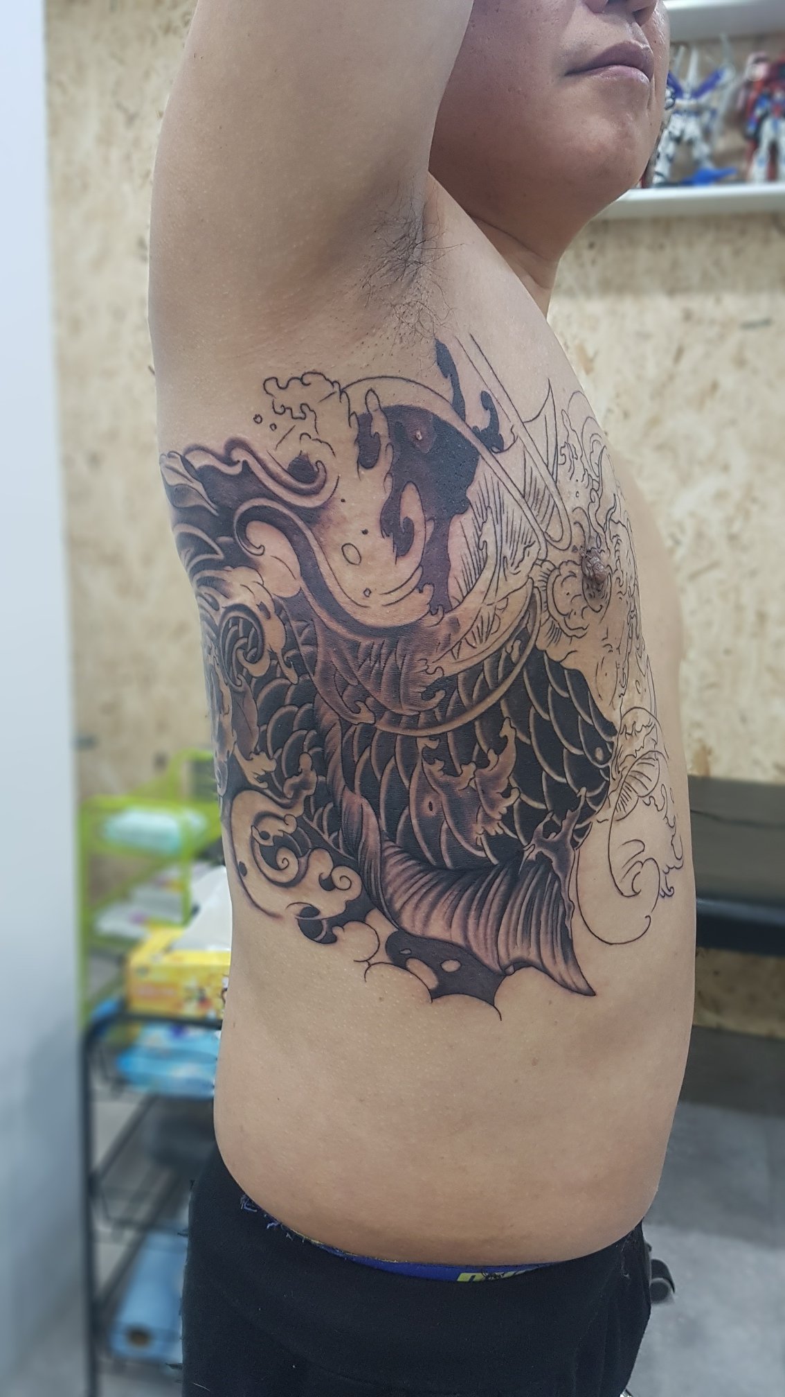 [흉터도 작품이 된다] 붉은 반점을 덮은 옆구리 잉어 타투