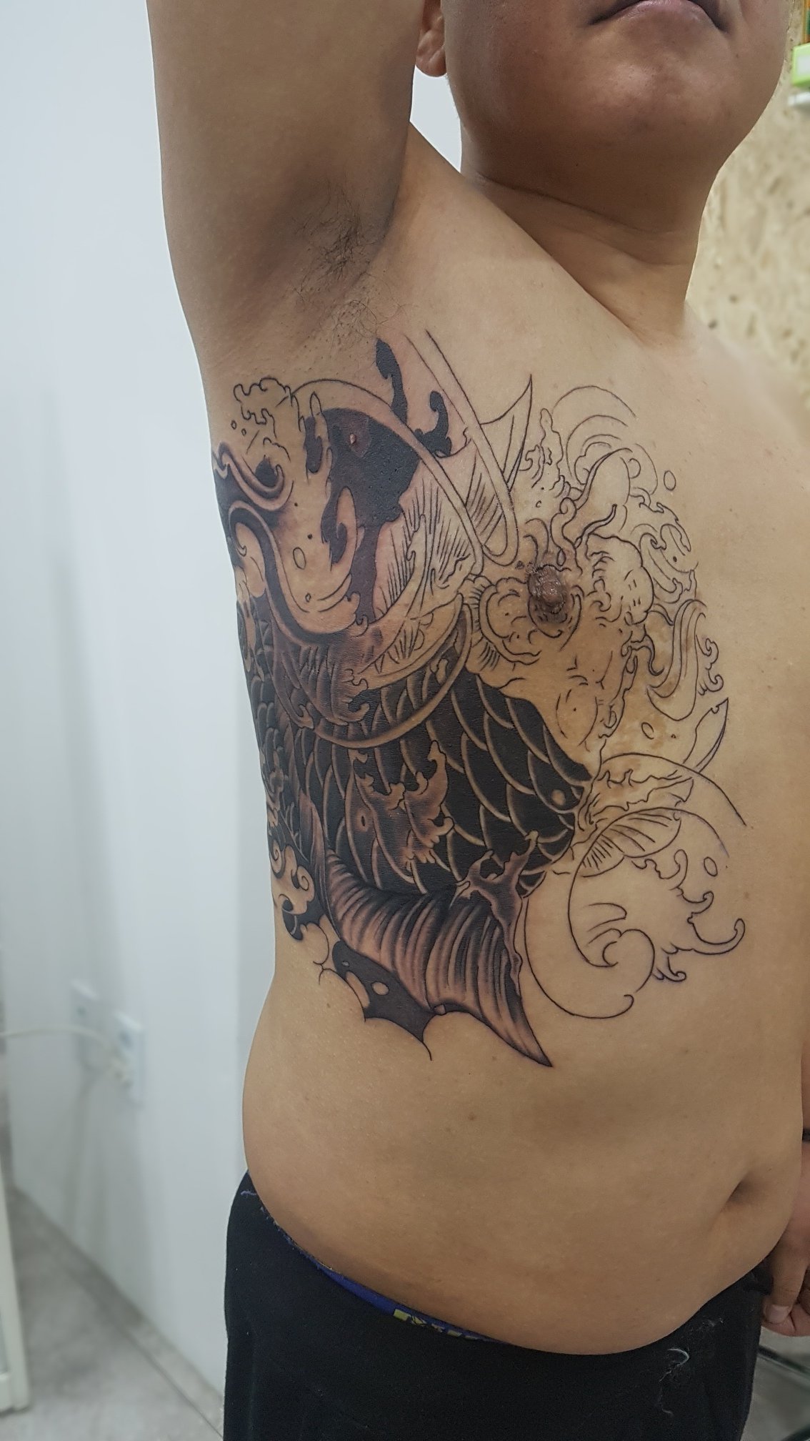 [흉터도 작품이 된다] 붉은 반점을 덮은 옆구리 잉어 타투 - 이미지 2