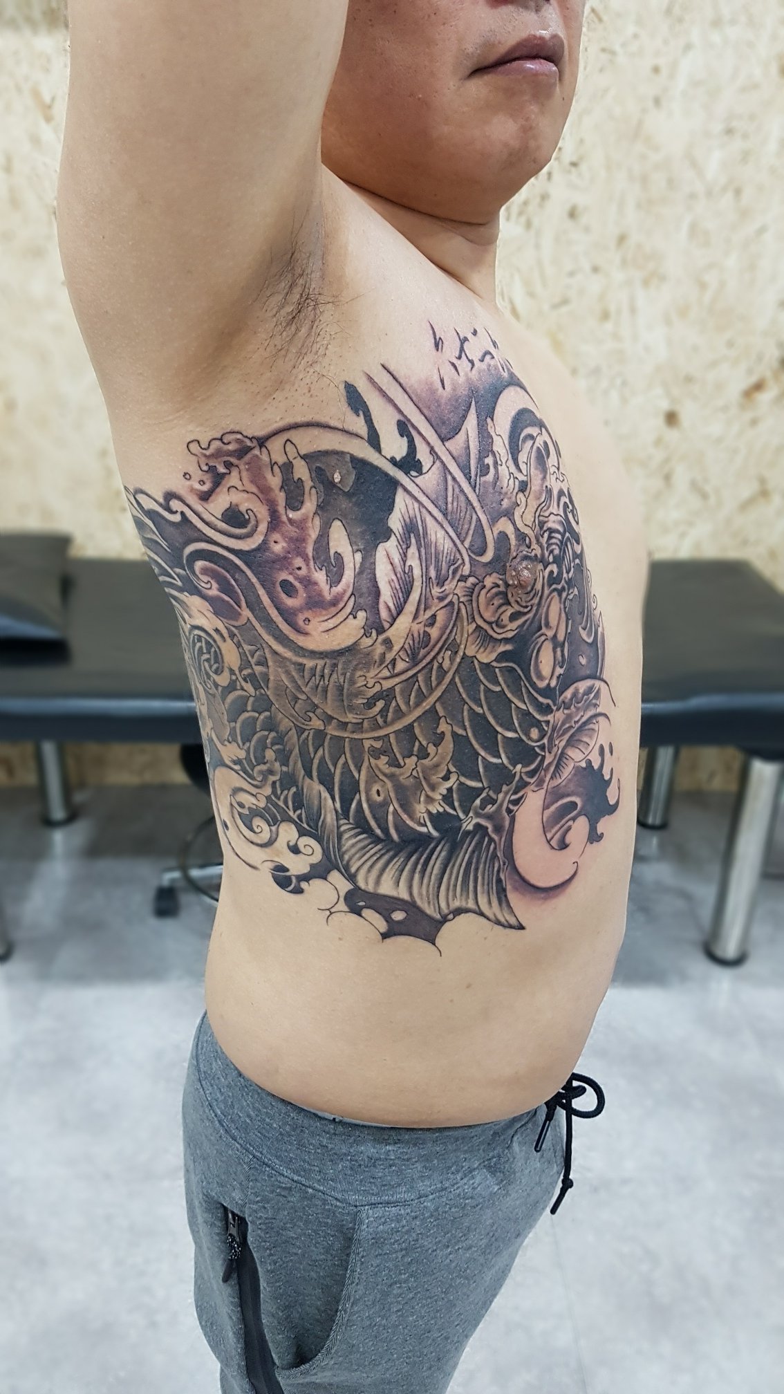 [흉터도 작품이 된다] 붉은 반점을 덮은 옆구리 잉어 타투 - 이미지 6