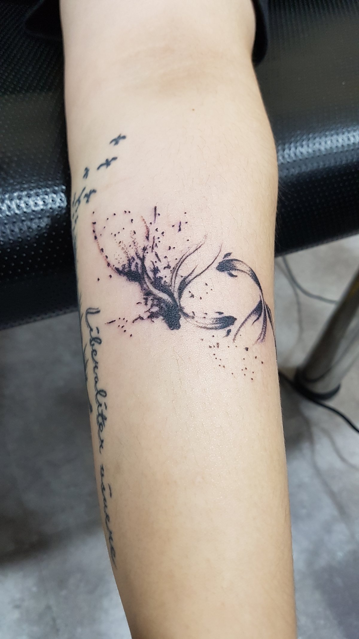 건대타투 포트폴리오 - [흐름 속에서 자유를 찾다] 수묵화 물고기 타투