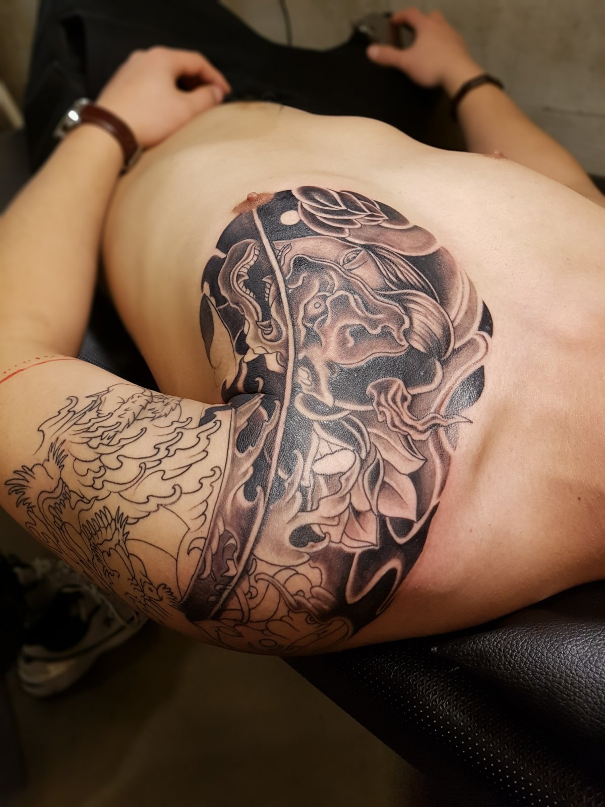 건대타투 포트폴리오 - 흑백 대비로 완성되는 강렬한 가슴 & 어깨 타투 – 마이진 타투샵 포트폴리오