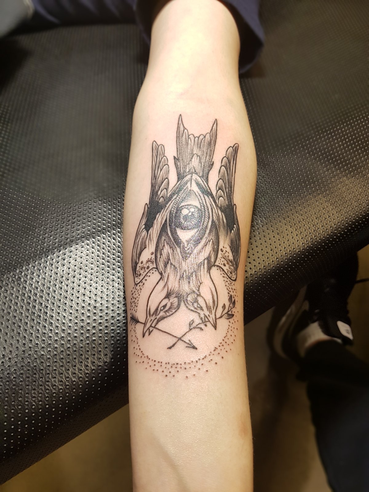 건대타투 포트폴리오 - "운명을 새기다! 주사위 타투와 까마귀 아이 타투, 당신의 스토리를 담아드립니다"