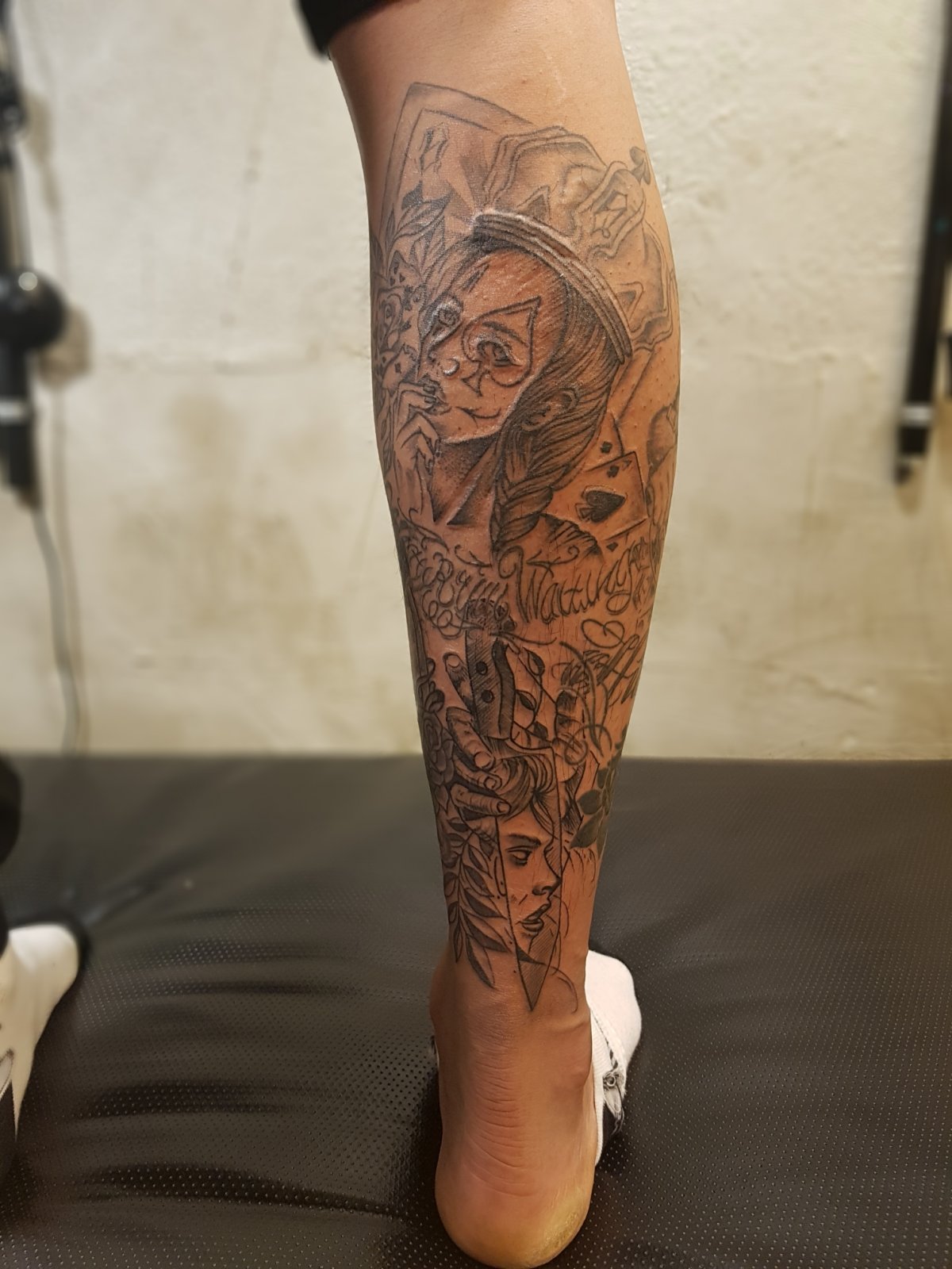 레터링과 초상화가 어우러진 종아리 타투 – 강렬한 존재감을 완성하다