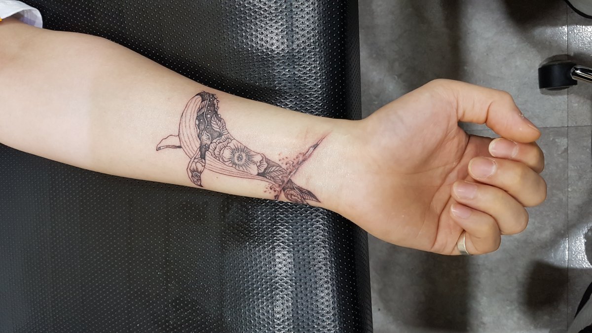 [흉터 위에 피어난 바다] 손목 흉터 커버업 고래 타투