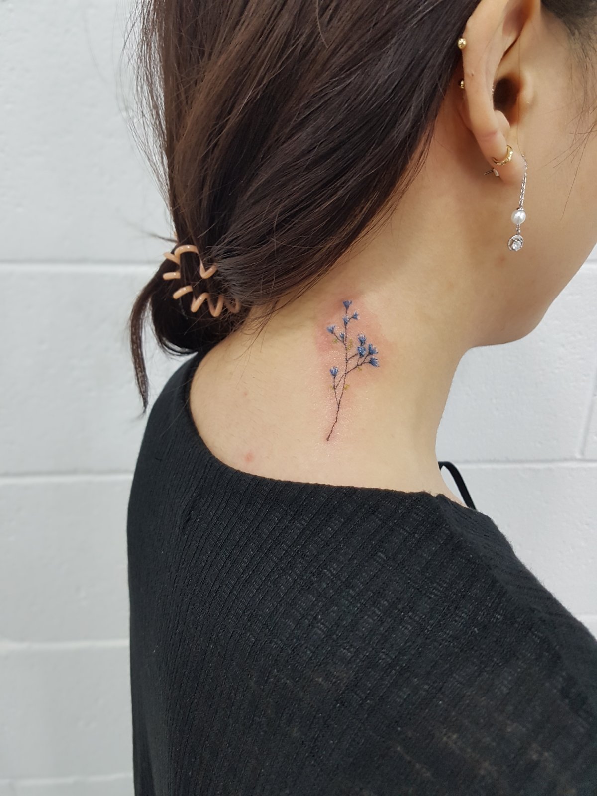 건대타투 포트폴리오 - 목뒤에 새겨진 작은 꽃, 일상 속 특별함을 더하다