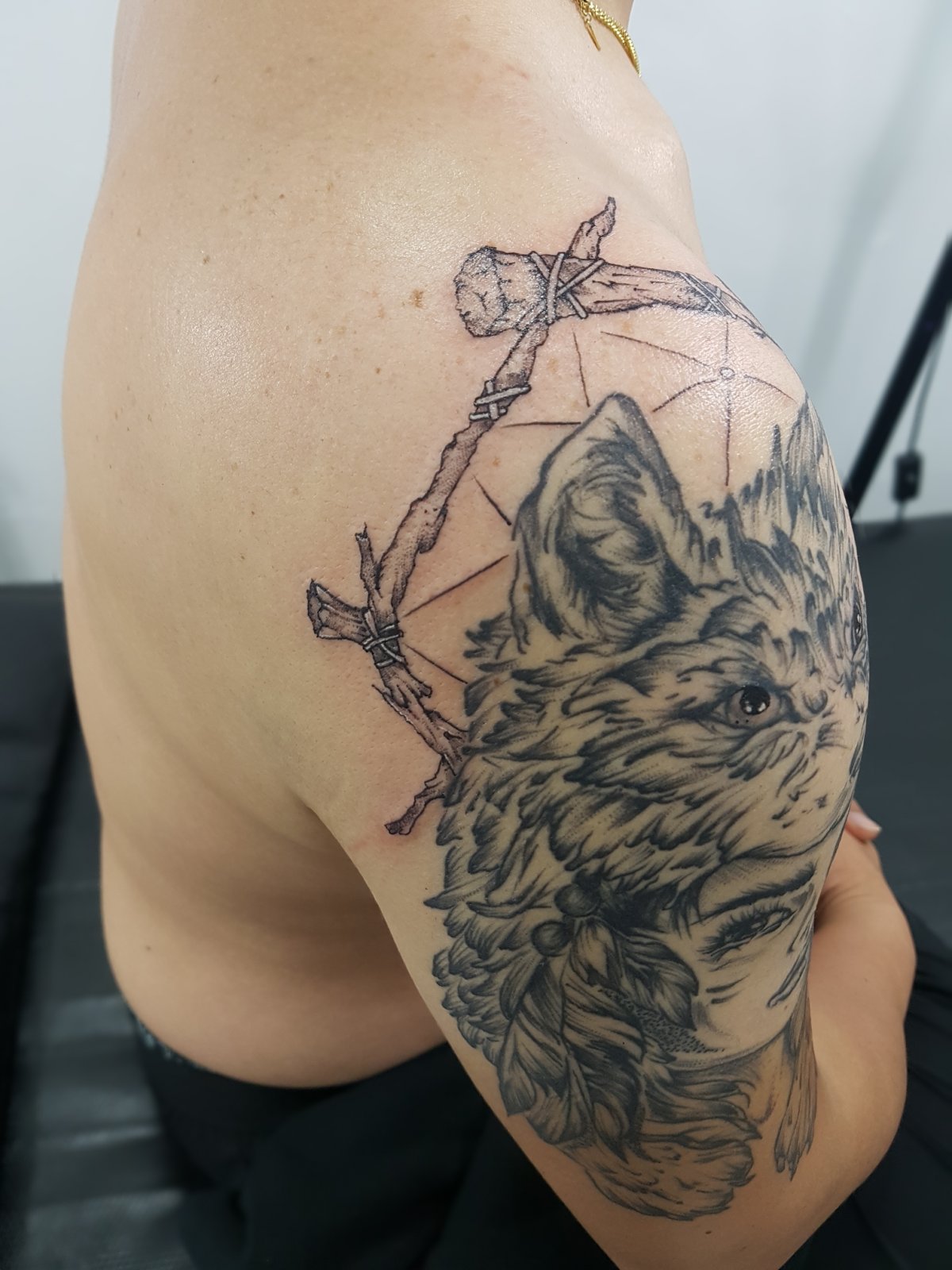 건대타투 포트폴리오 - "마이진타투샵, 늑대와 드림캐처가 어우러진 팔뚝 타투의 완성"