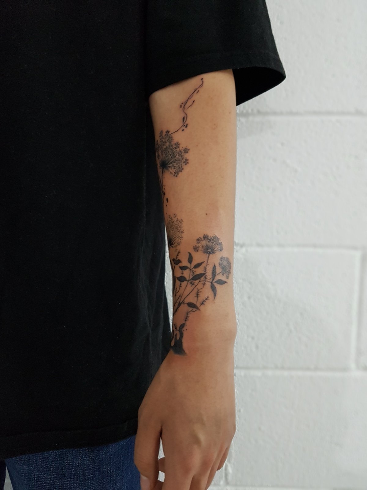 “섬세한 라인과 감성의 조화, 플라워 팔타투의 매력”