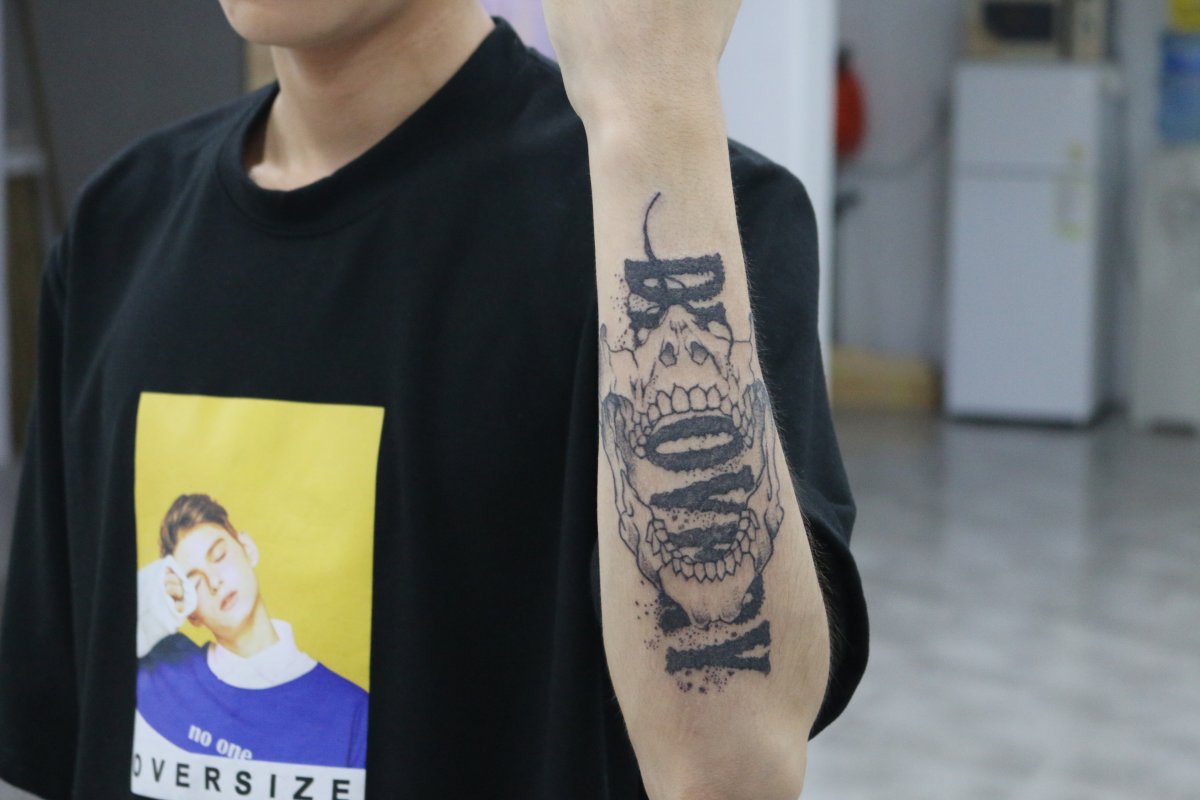 “거칠고 강렬한 스컬 팔타투, 개성 있는 도트워크 스타일” - 이미지 4