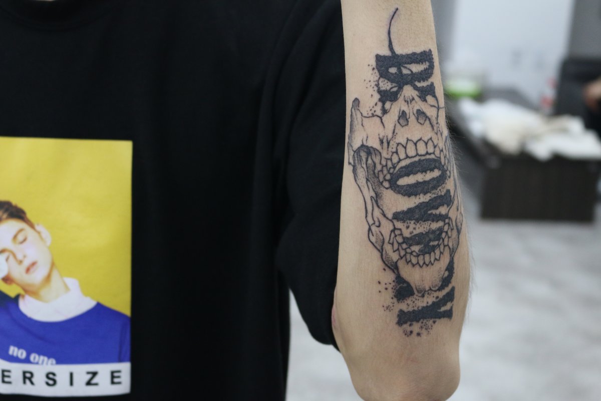 “거칠고 강렬한 스컬 팔타투, 개성 있는 도트워크 스타일”