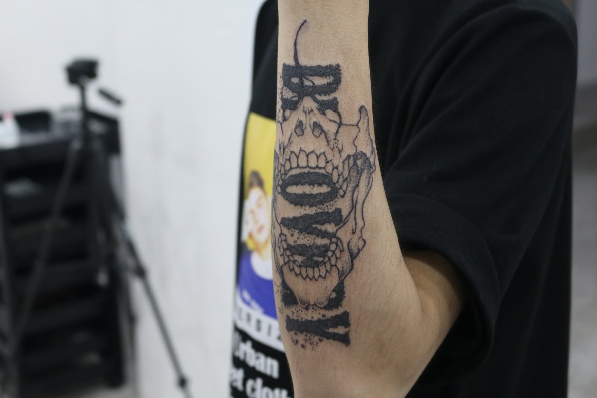 “거칠고 강렬한 스컬 팔타투, 개성 있는 도트워크 스타일” - 이미지 2