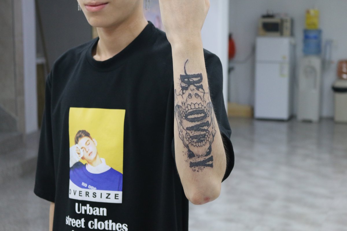 “거칠고 강렬한 스컬 팔타투, 개성 있는 도트워크 스타일” - 이미지 3