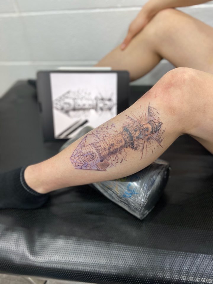 희망의 빛을 담은 등대 타투